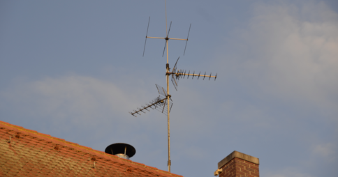 Roof mounted terrestrial television antenna image